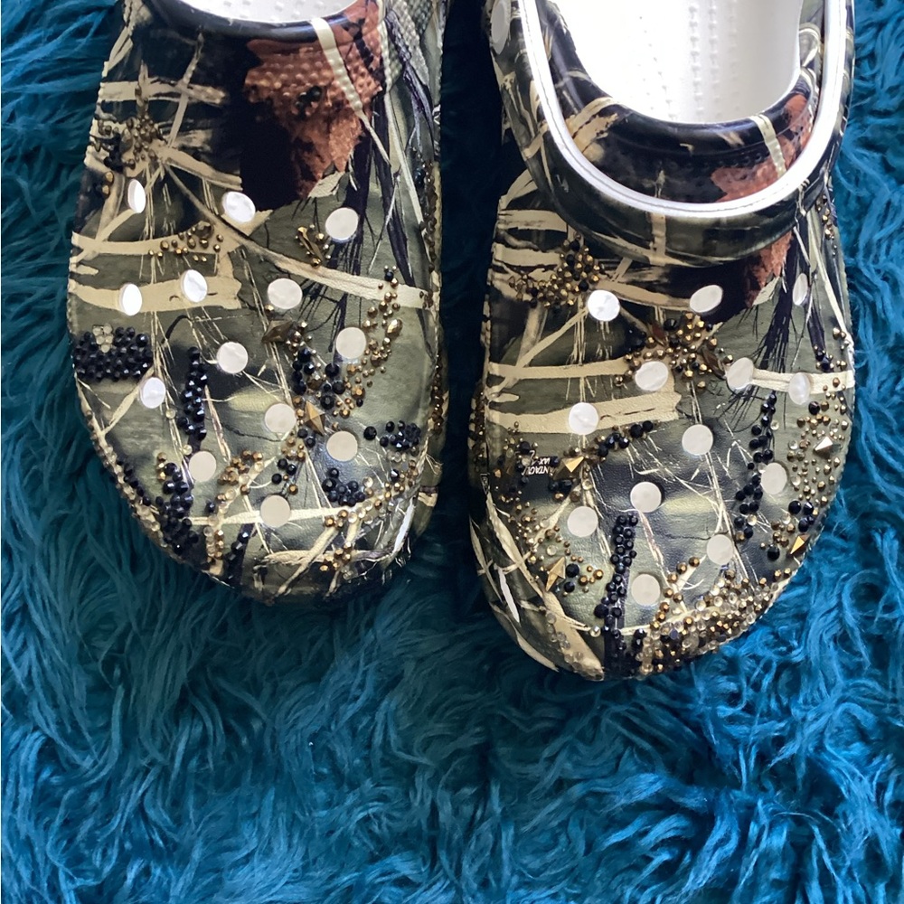 CROCS Camouflage Clogs with Beaded Details - Picture 6 of 9